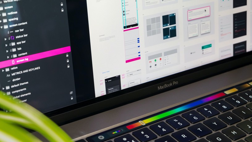 Närbild på en Mac-dator som har igång designprogrammet Figma.