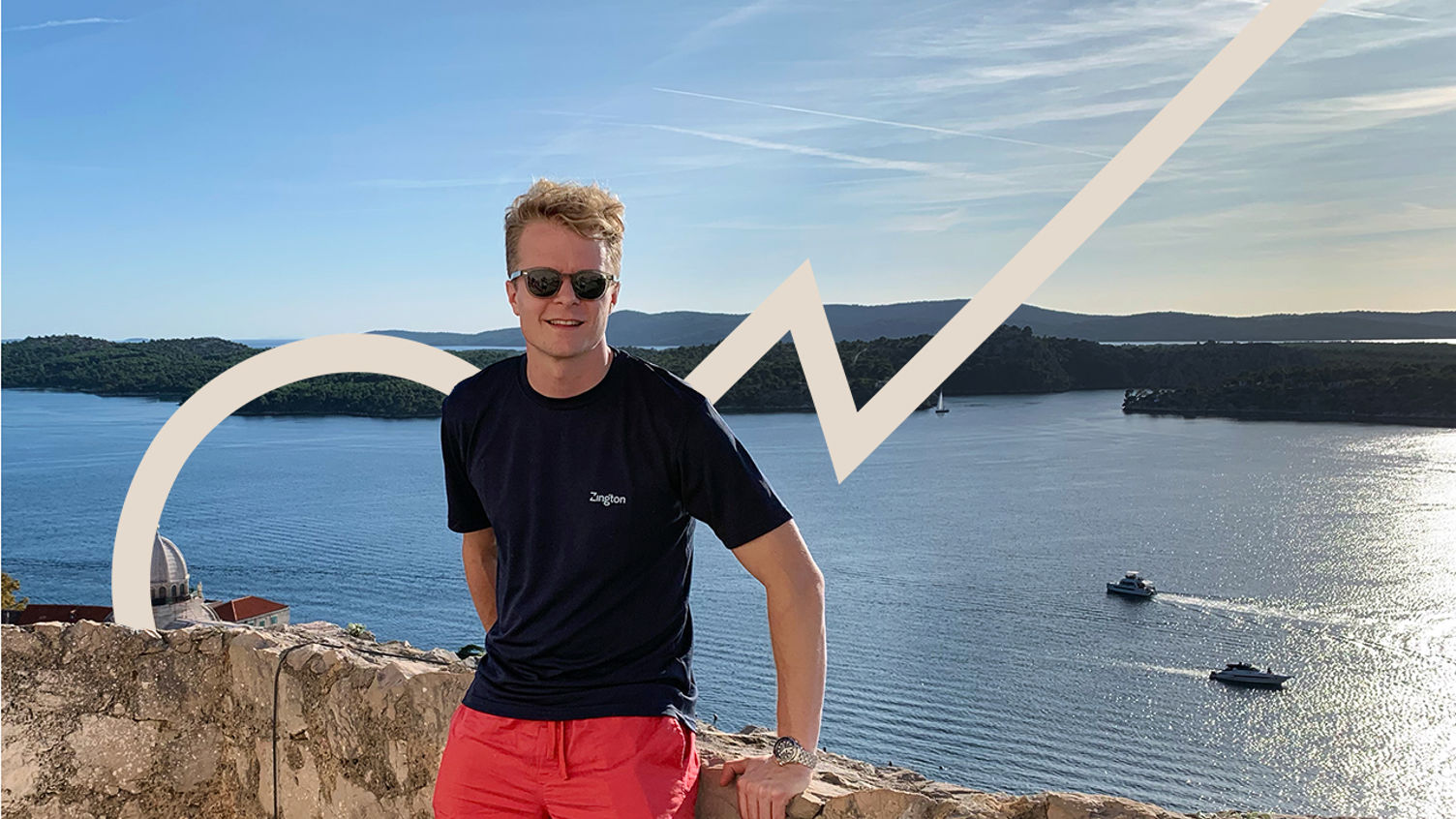 Porträttbild Fredrik Bergström med hav bakom sig i ett varmt klimat.