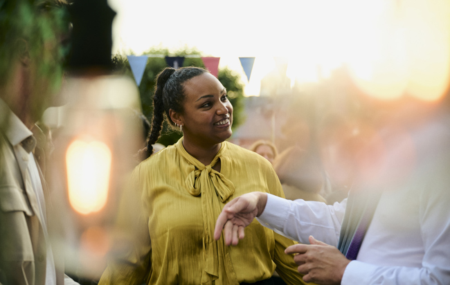Närbild på människor som verkar ha fest utomhus.