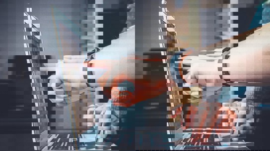 Två händer pekar på en datorskärm.