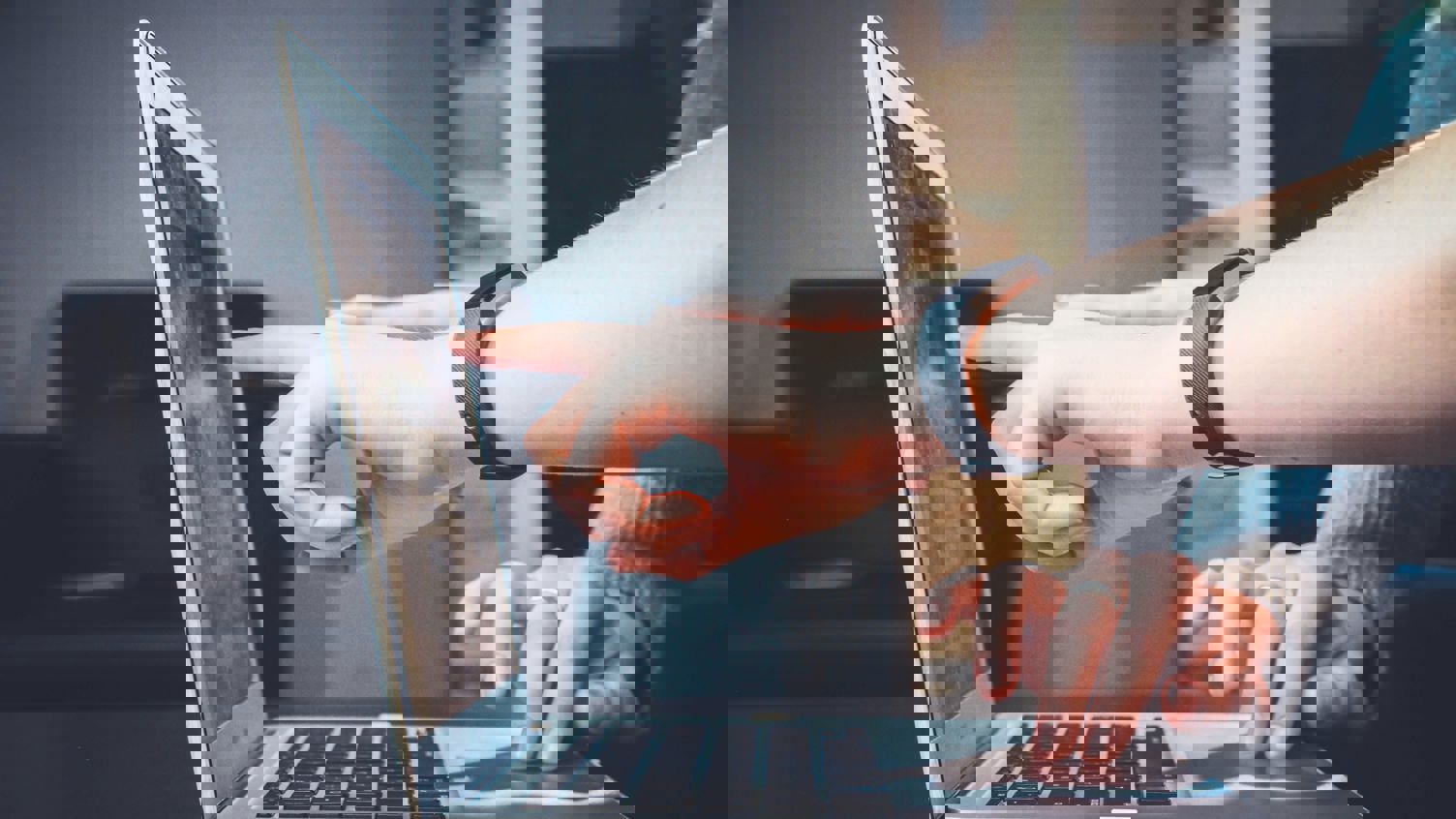 Två händer pekar på en datorskärm.